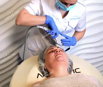 Smas ліфтінг обличчя. Лікар проводить процедуру