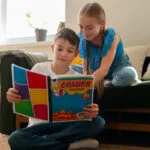 Діти читають паперві комікси