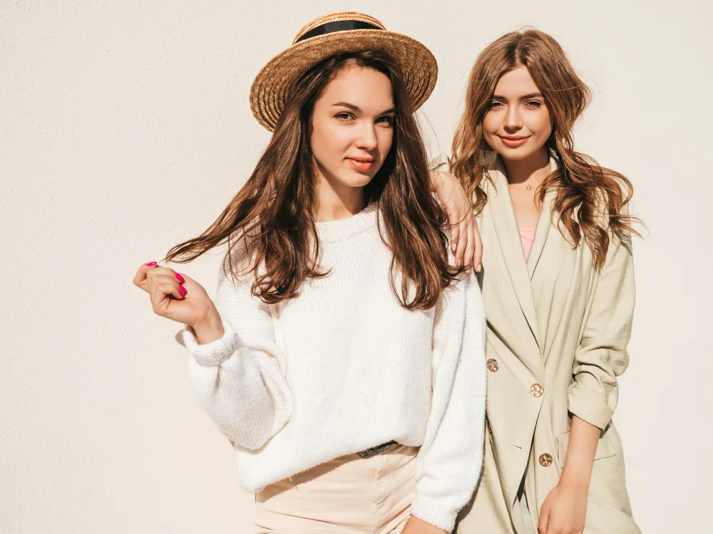 Дівчини у стильному жіночому одязі