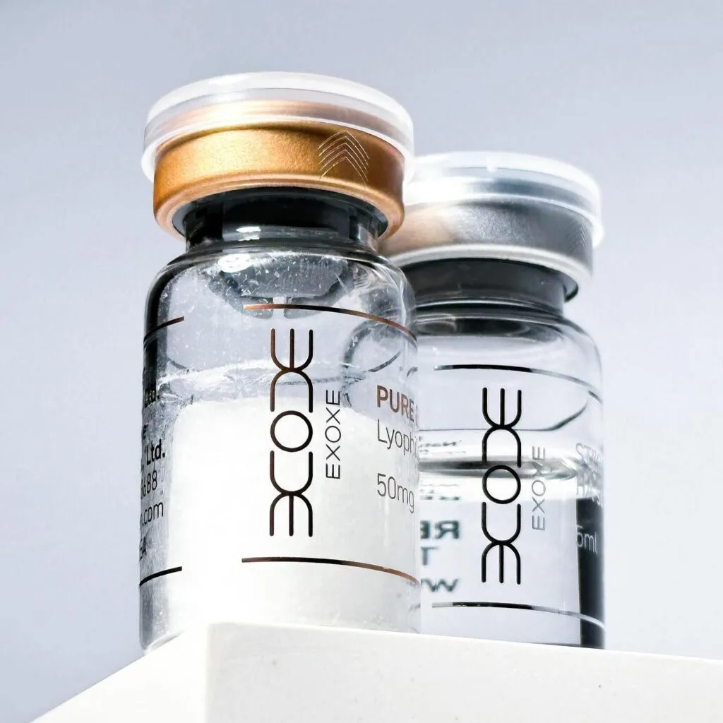 На зображенні препарат екзасоми у прозорих пляшках